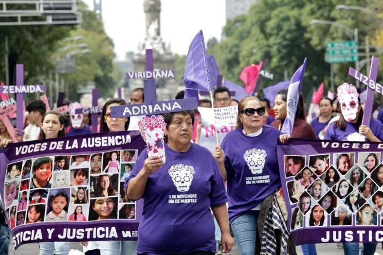 Marcha contra feminicidios; colocan en el Zócalo ofrenda a víctimas