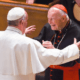 Cardenal pagó miles de dólares a 2 papas para encubrir abusos