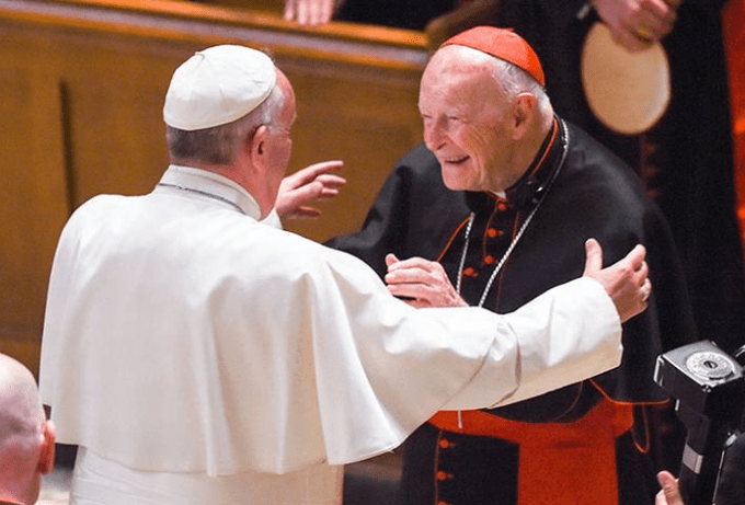 Cardenal pagó miles de dólares a 2 papas para encubrir abusos