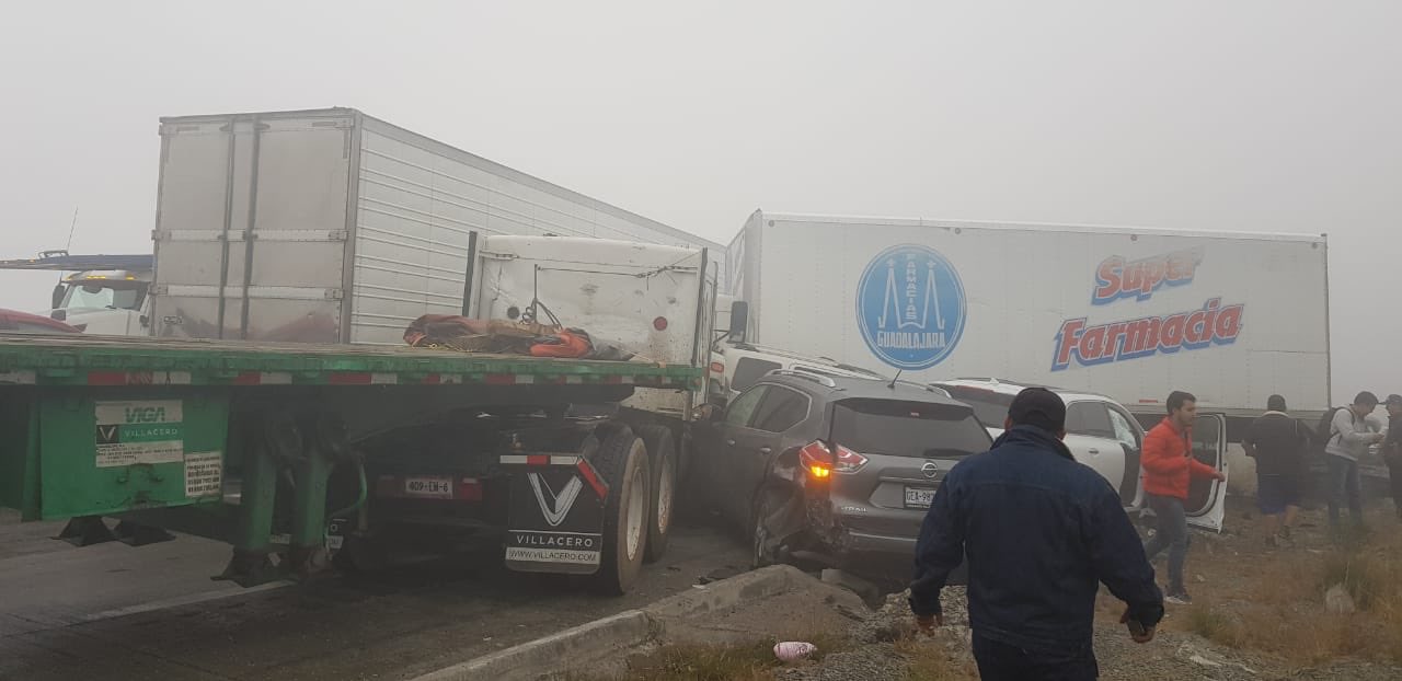 Tráiler provocó carambola de 30 autos en Nuevo León
