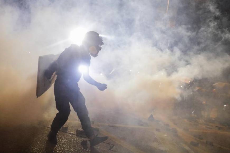 Policía de Hong Kong lanzó gas lacrimógeno a manifestantes