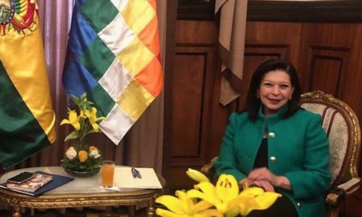 SRE intruye a embajadora de México en Bolivia a regresar a México