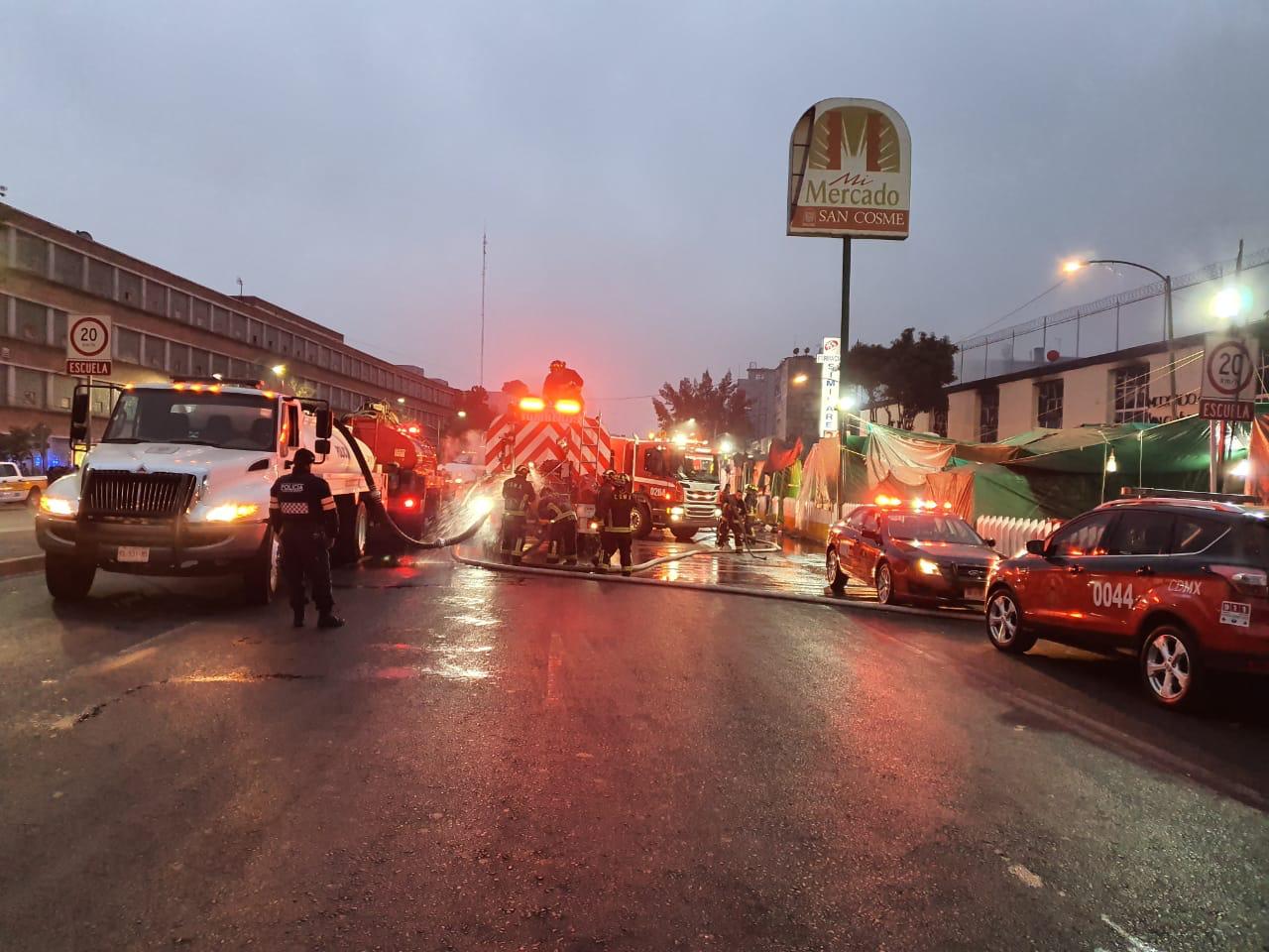 Mercado de San Cosme se incendia; evacúan a 150 personas