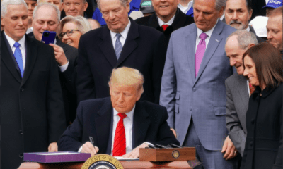 Trump firma T-MEC… presumiendo construcción del muro