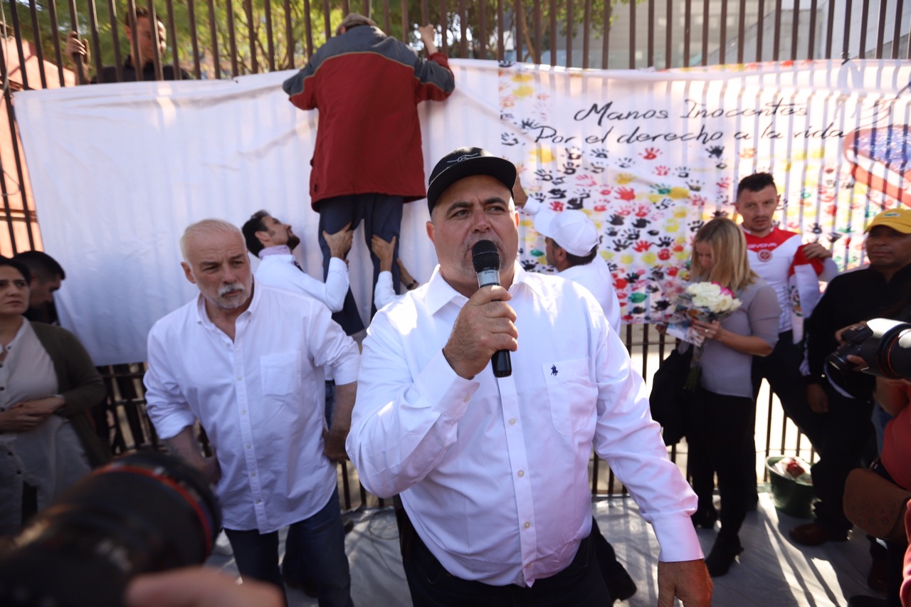 Critica Julián LeBarón que el gobierno no use su autoridad para defender a los mexicanos