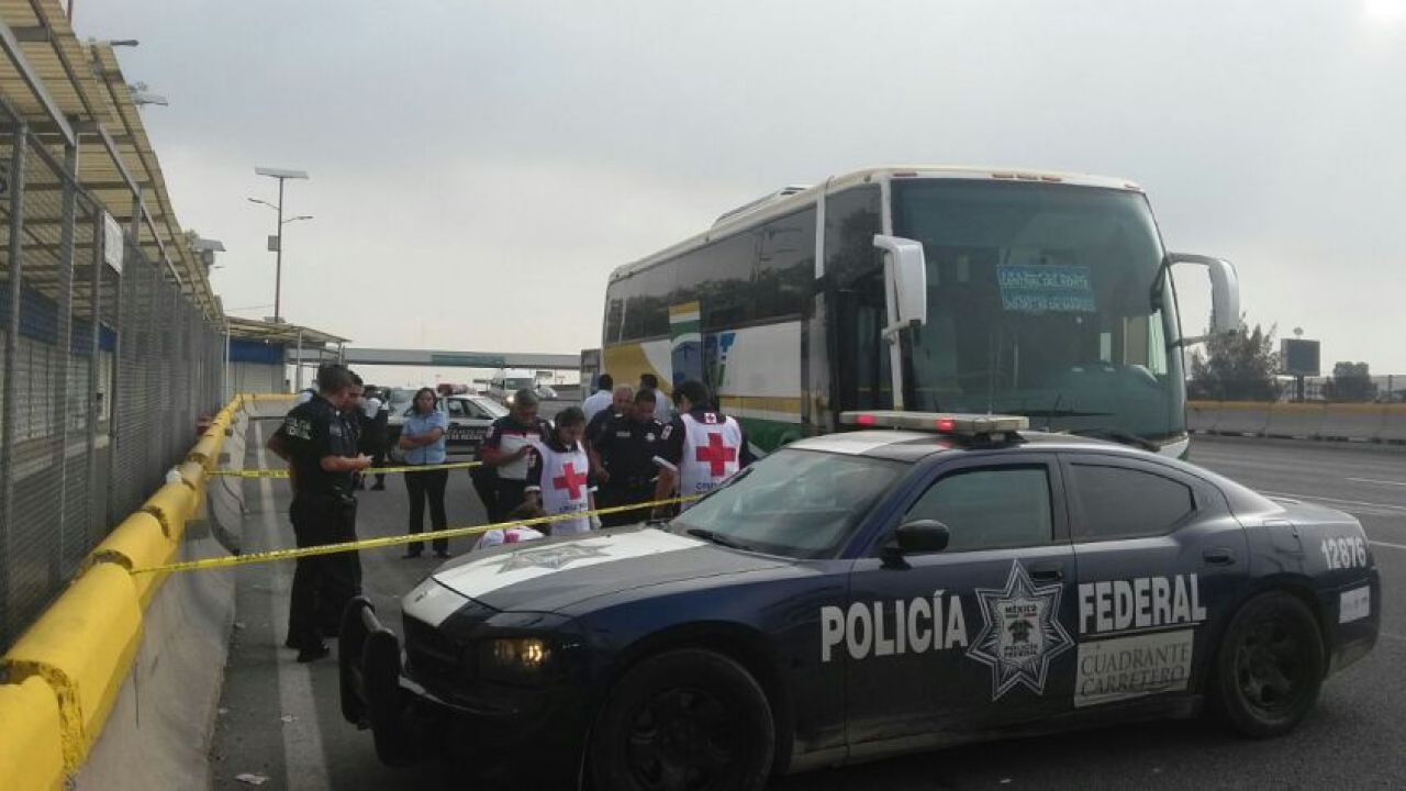 Hombre trajeado asalta en autobús en la México-Pachuca