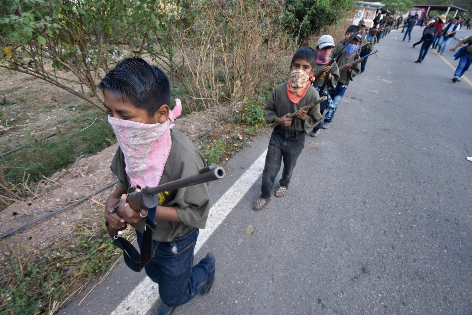 CNDH exhortó a proteger los DH de los niños armados de Chilapa