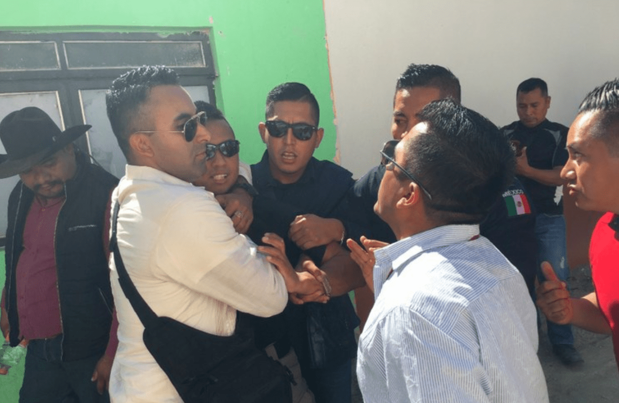 Sancionarán a policía que sacó arma en acto de AMLO en Morelos