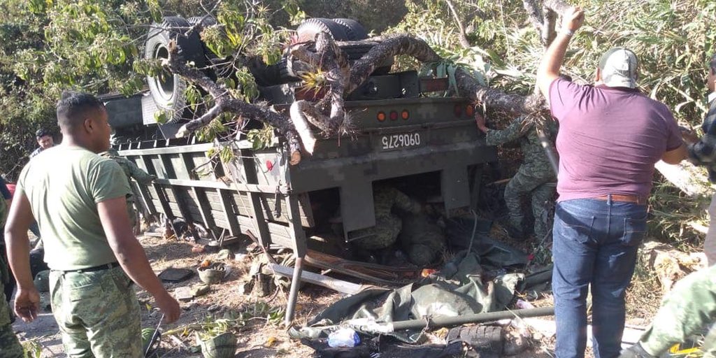 Vuelca camión militar en Oaxaca; 3 muertos