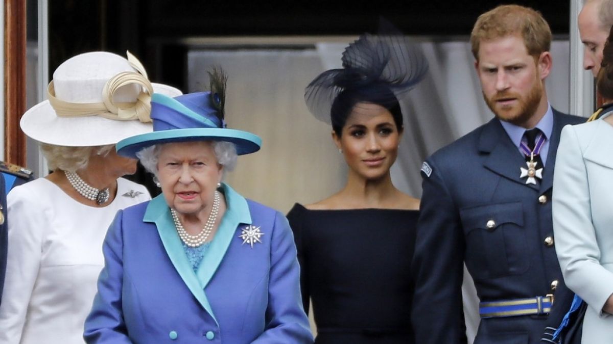 Isabel II reúne a la realeza por salida de Harry y Meghan
