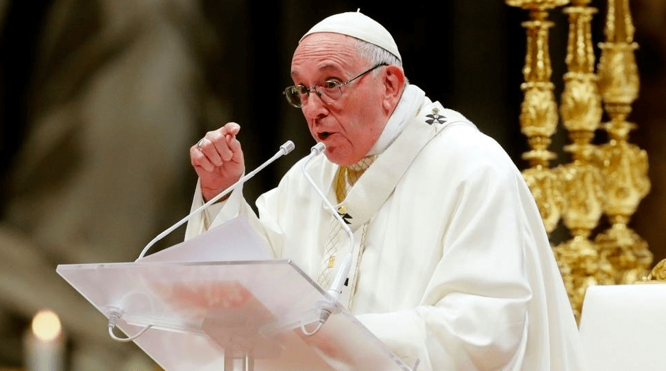 Papa rechaza ordenar a casados como sacerdotes