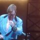Elton John suspende concierto por neumonía