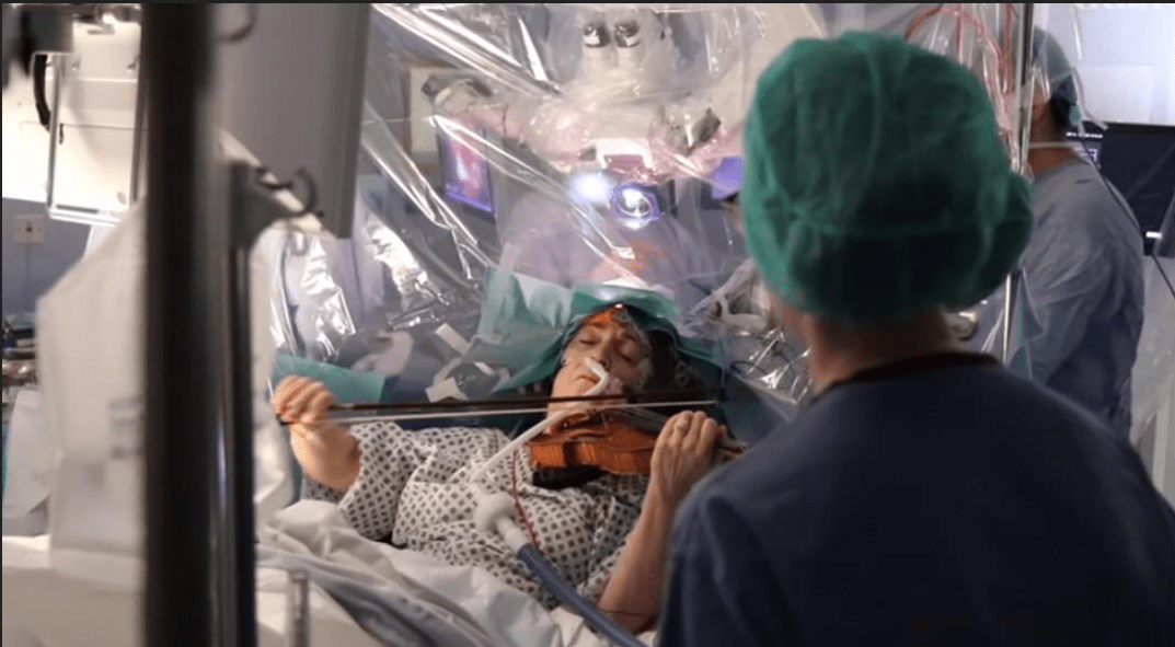 Violista toca su instrumento mientras le operan un tumor