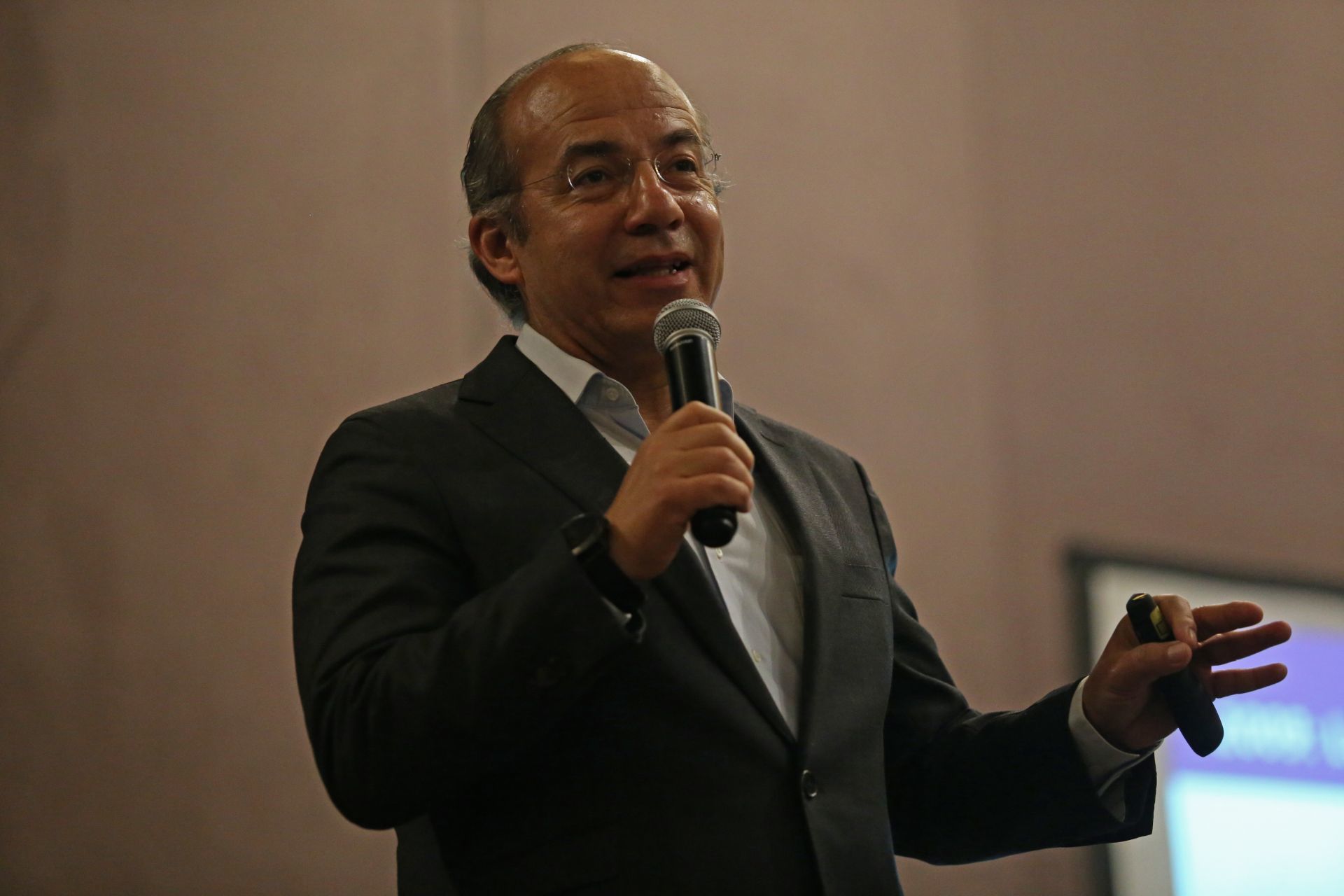 Calderón critica a AMLO; dice que hace falta Solarmex y no Pemex