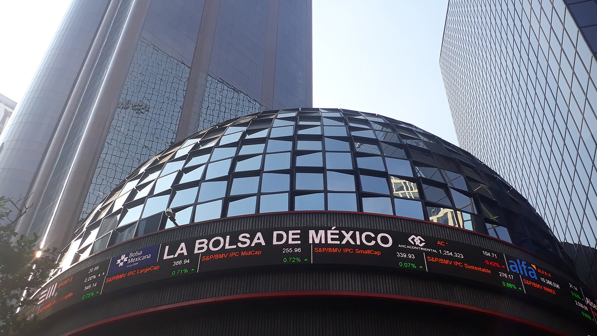 Bolsa mexicana se recupera; gana 2.04%