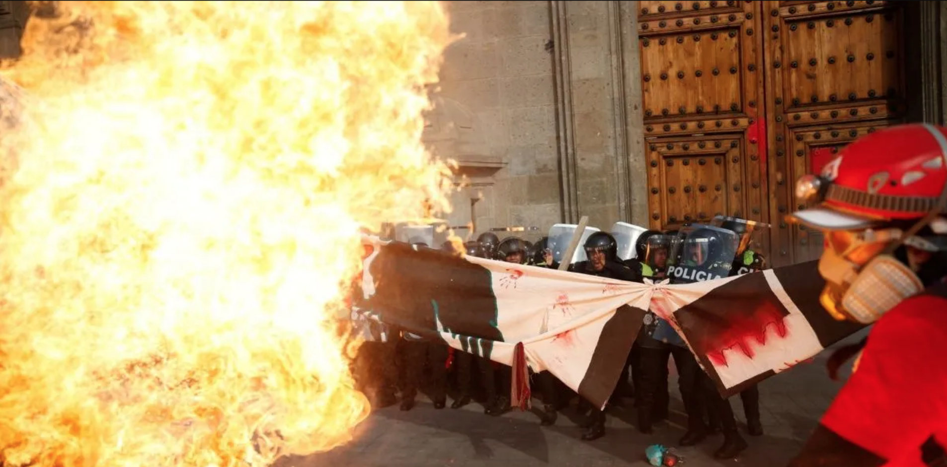 Mujeres, Marcha, Protesta, 8M, Zócalo, Policía, Bomba, Molotov, PEtardos, Fuego, Feministas,