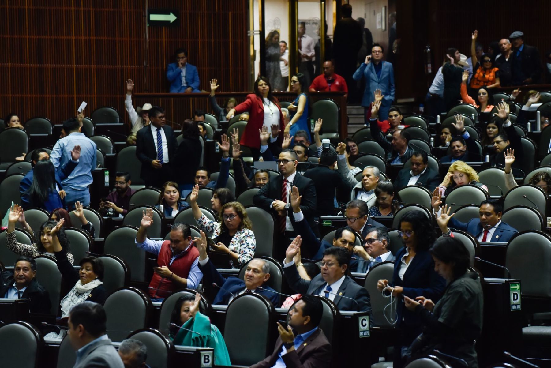 Morena y aliados aprueban reelección legislativa ante críticas de MC
