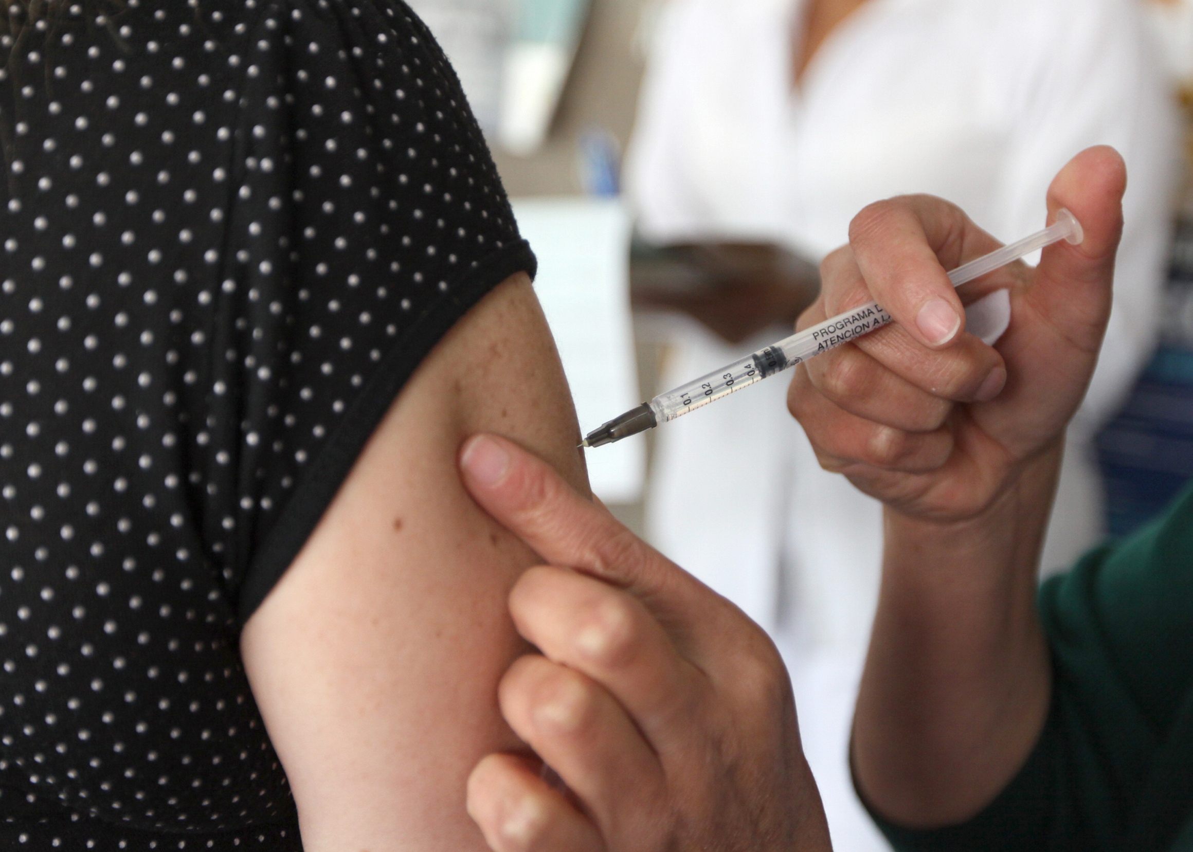 Médico francés se disculpa por sugerir probar en África vacuna
