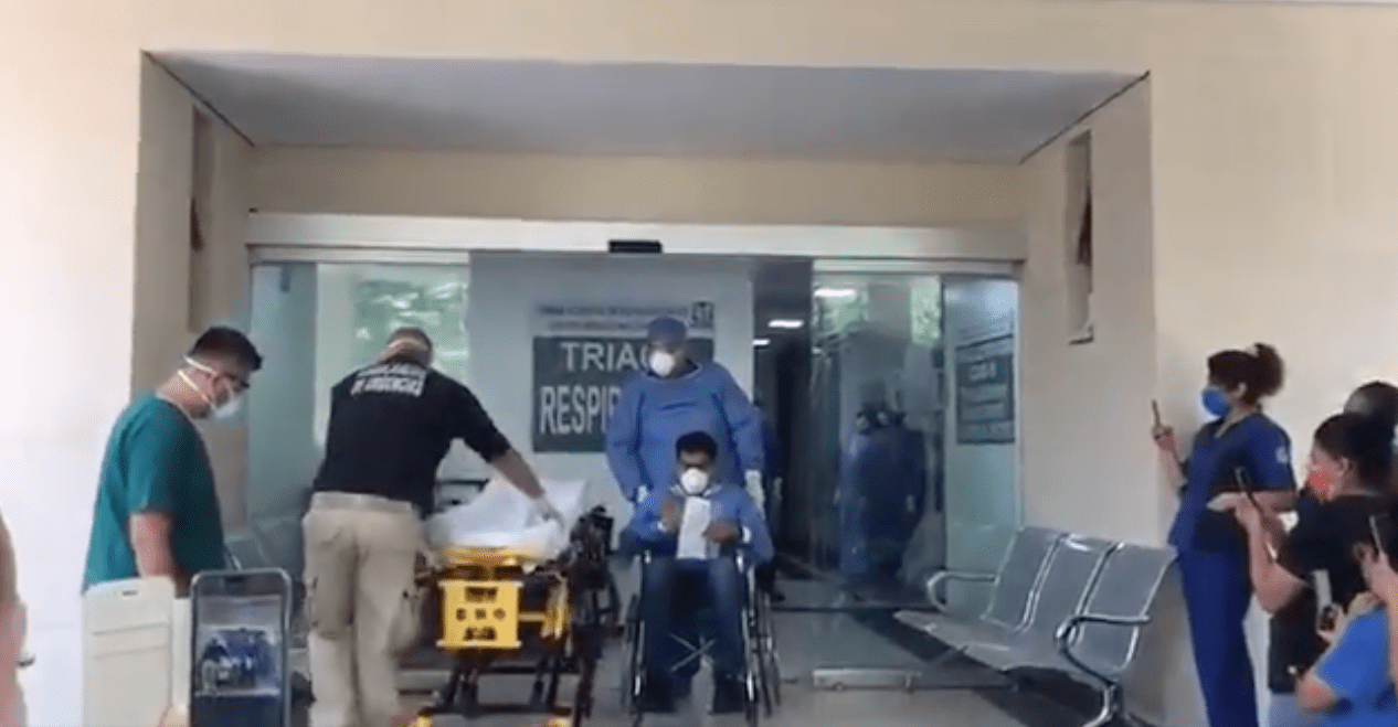 Médicos del IMSS despiden con aplausos a paciente recuperado de Covid-19