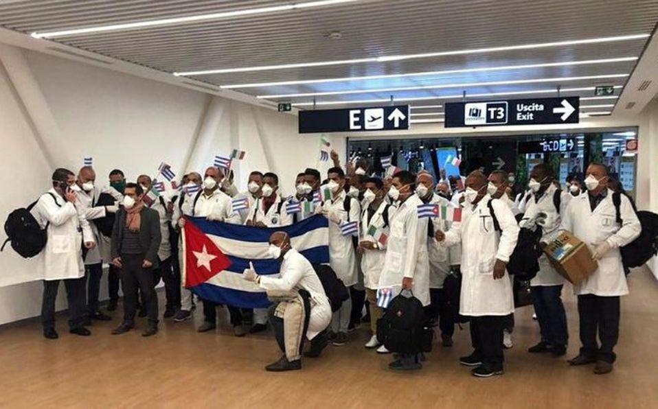 Llegan a México médicos y enfermeras cubanos