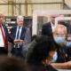 Trump visita fábrica de mascarillas pese a medidas sanitarias|