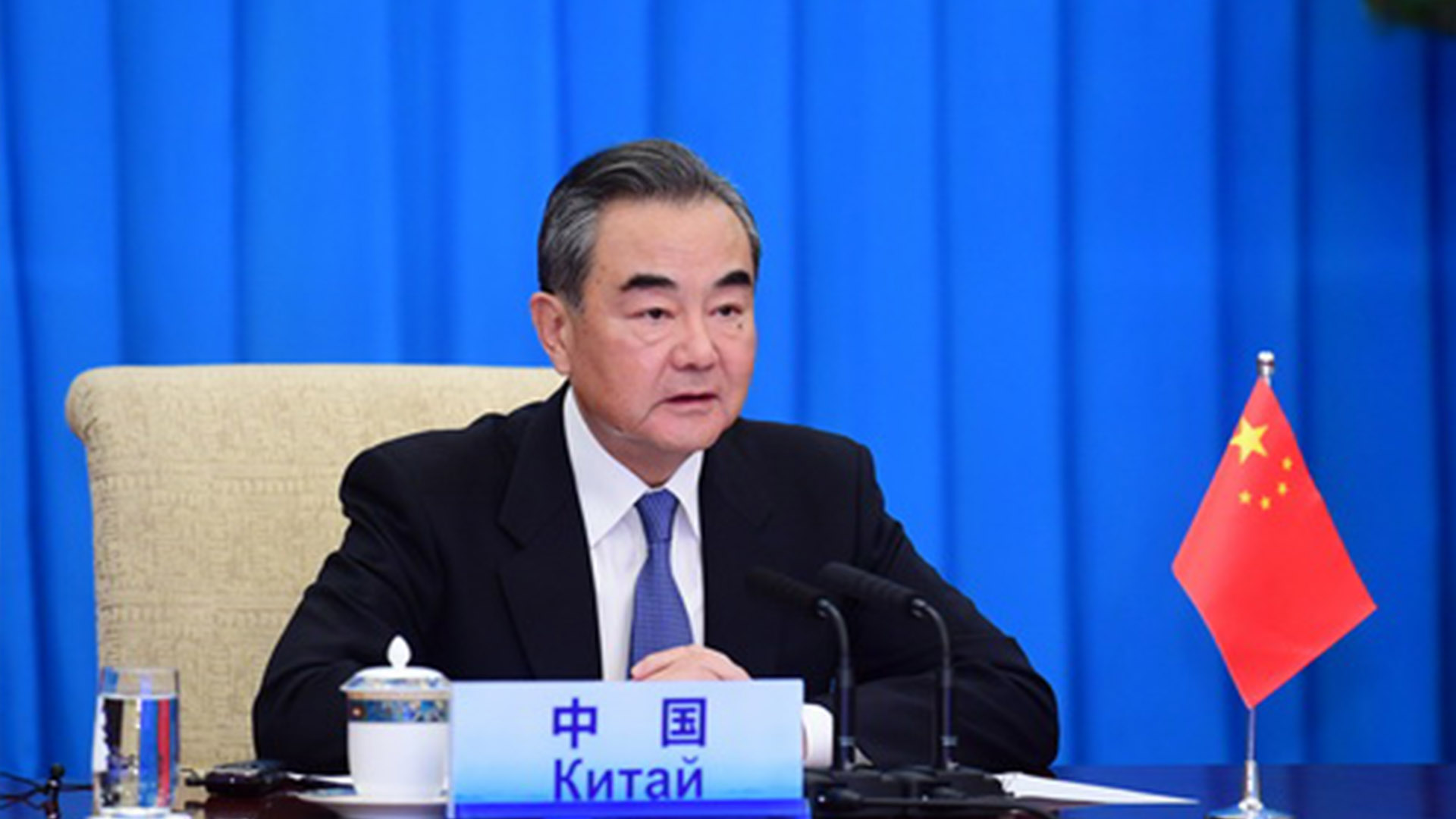 Canciller chino acusa a EU de llevar relaciones a una “nueva guerra fría”