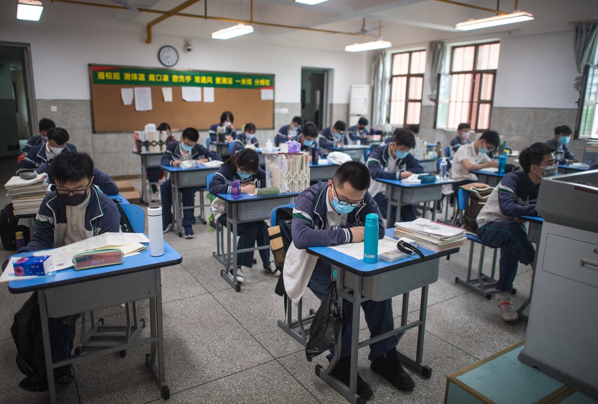 Estudiantes de Wuhan regresan a clases tras confinamiento