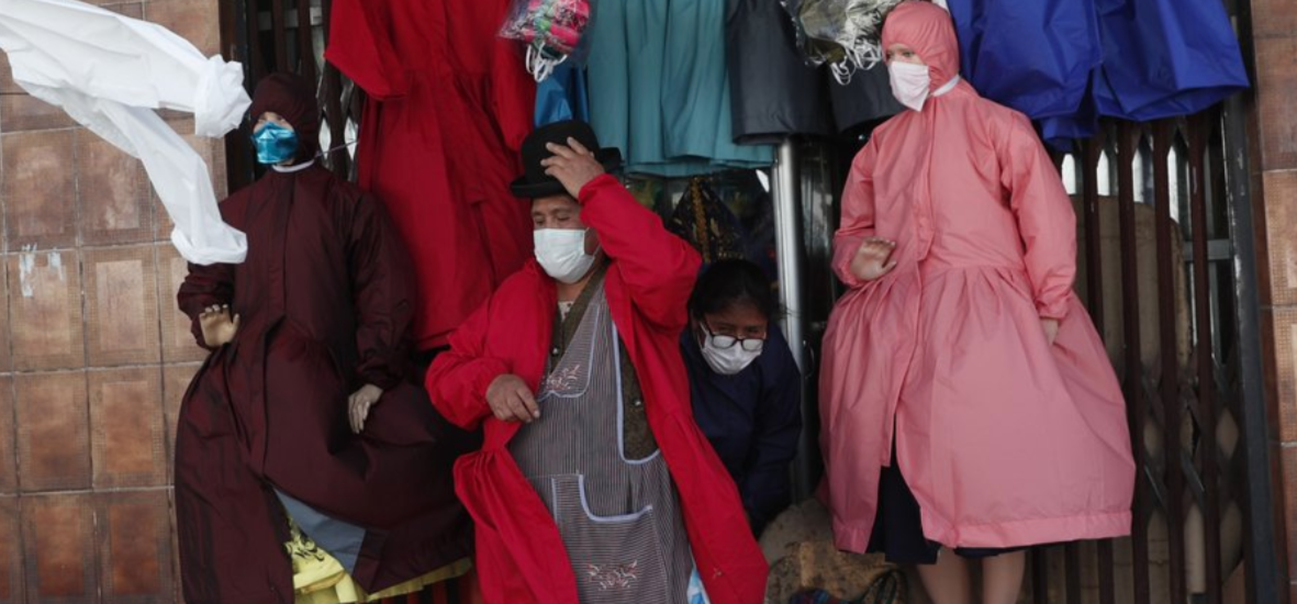 Crean trajes protectores para mujeres Aymaras en Bolivia