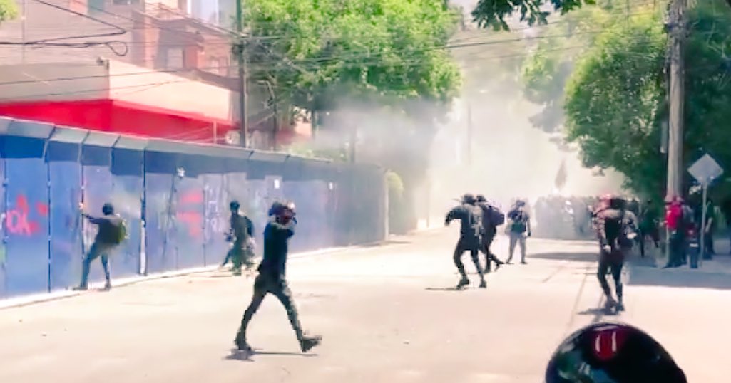 Rocían gas lacrimógeno a manifestantes en la embajada de EU en México