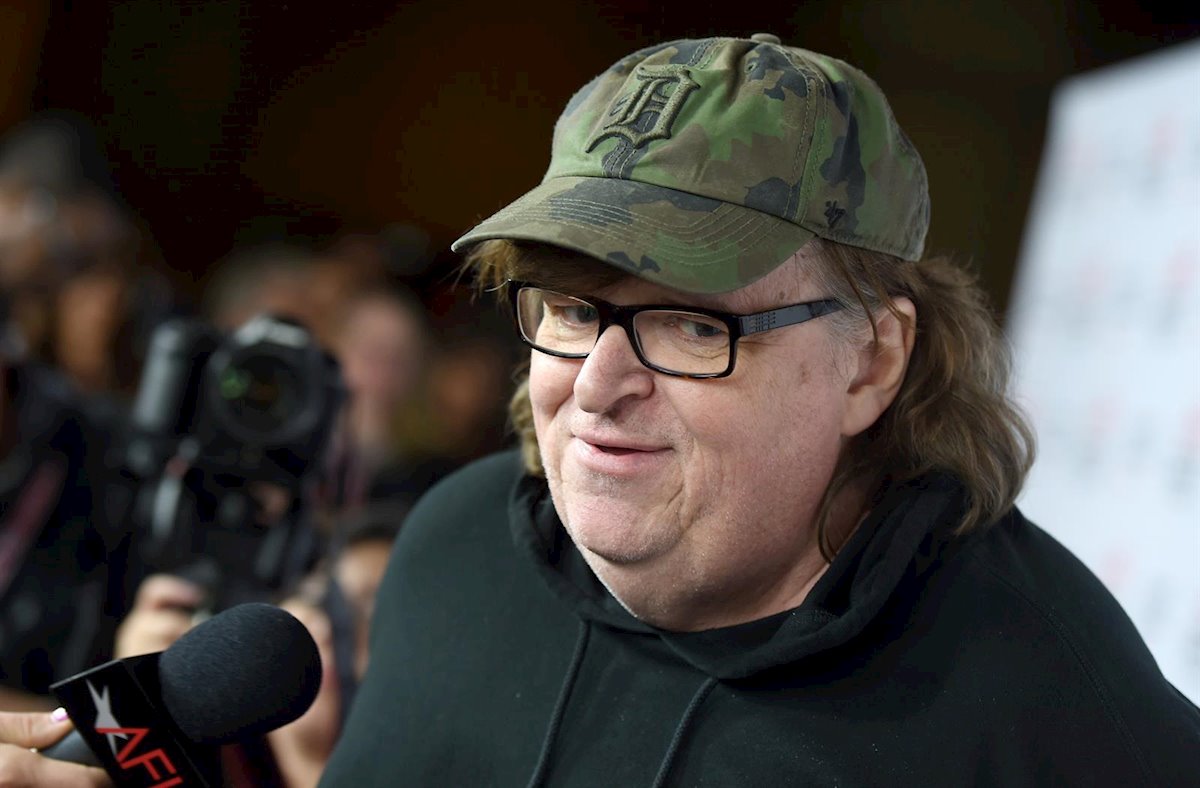 Michael Moore rinde homenaje a médicos cubanos que luchan contra el Covid-19