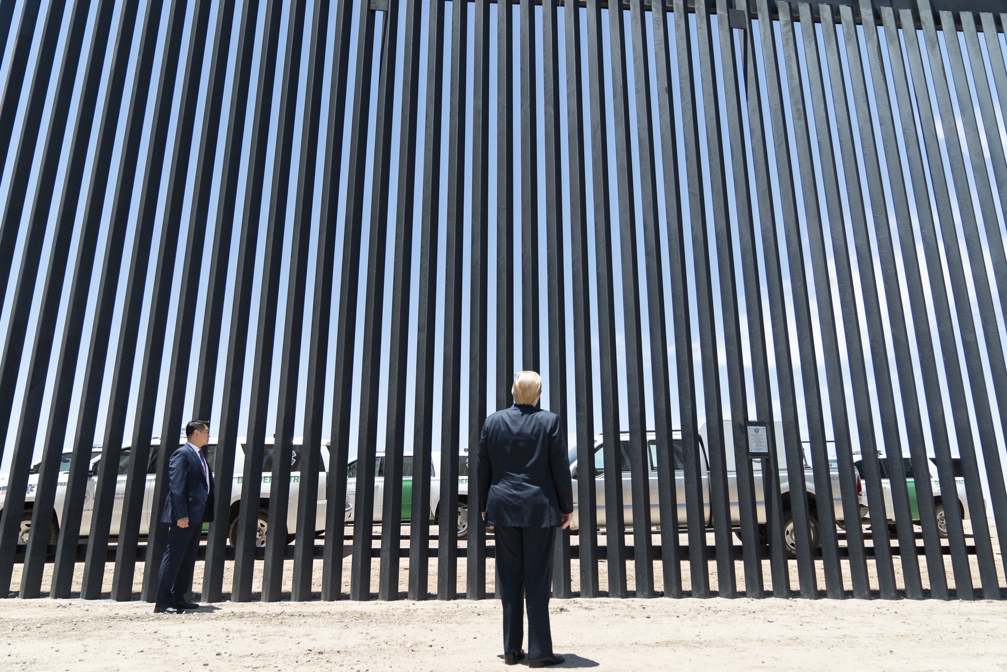 Presume Trump muro en vísperas de la visita de AMLO