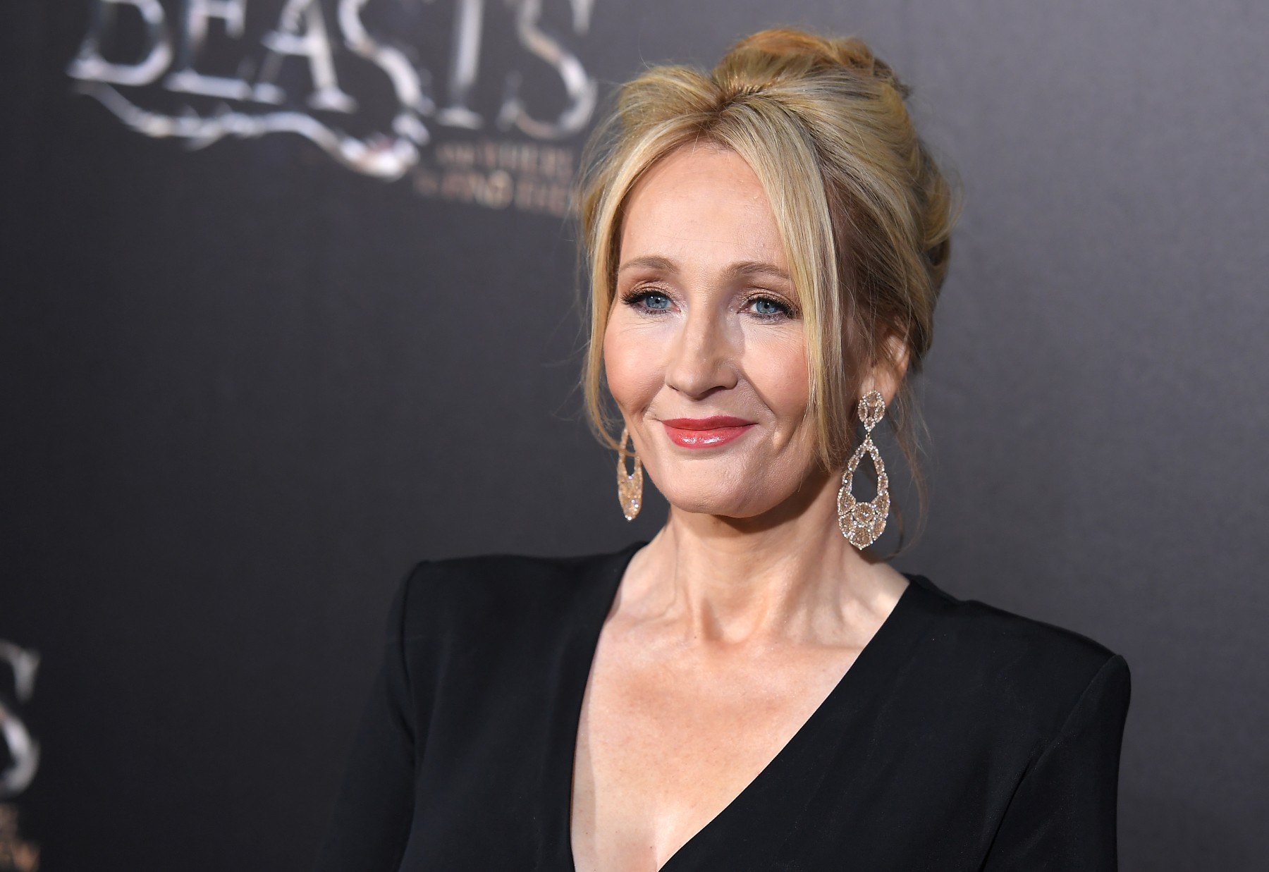 Señalan a J. K. Rowling de transfóbica por su nuevo libro