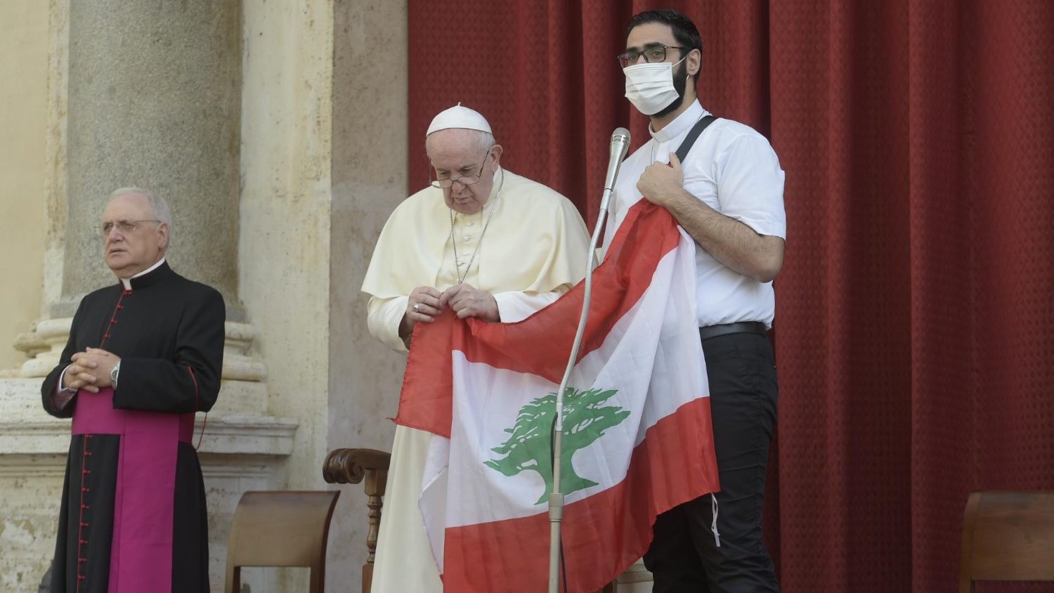 Papa llama a día de oración tras un mes de la explosión en Líbano