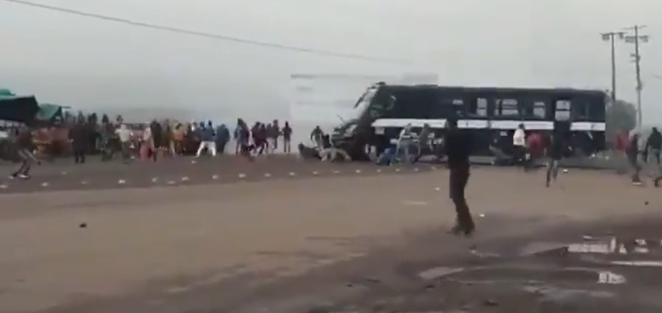 Normalistas en Michoacán son arrollados por autobús de la policía