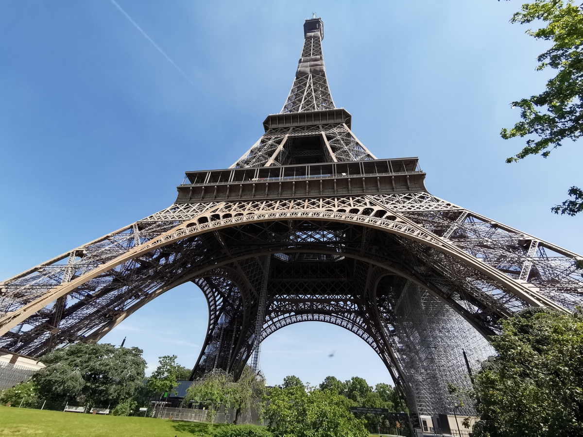 Torre Eiffel cierra por unas horas tras denuncia de bomba; policía lo descarta