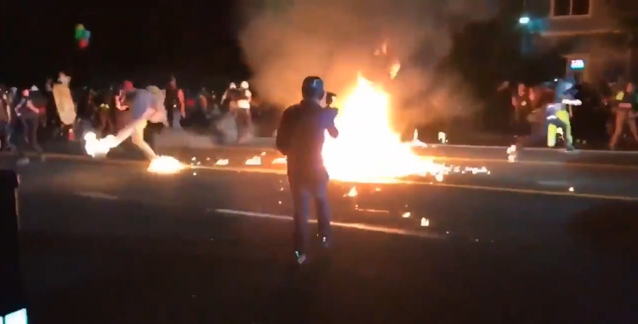 Trump se mofa de manifestante incendiado en Portland