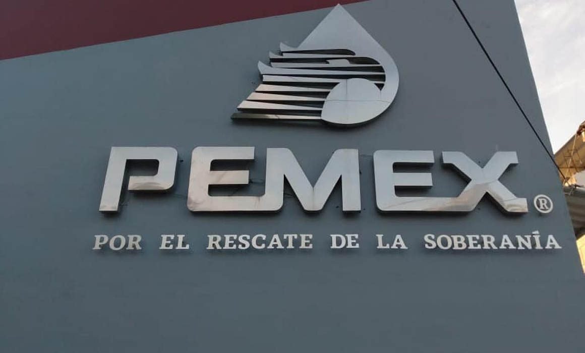 Pemex separa del cargo a coordinador de recursos humanos por reunión con Romero Deschamps