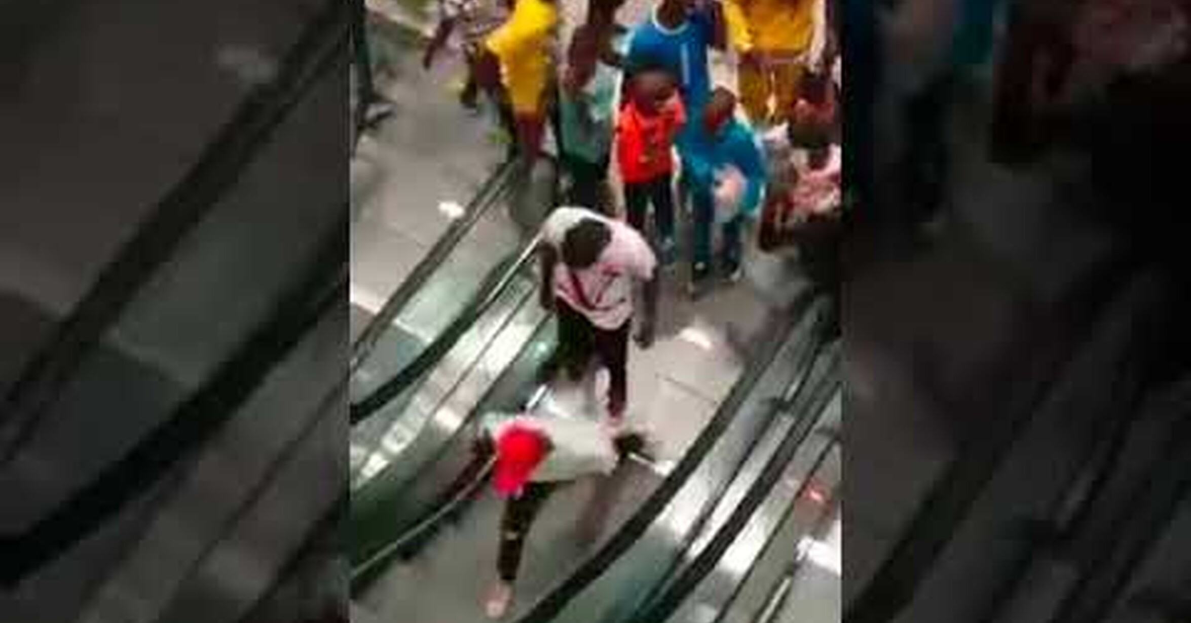 Camerún estrena escaleras eléctricas; causa algunos accidentes