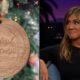 Jennifer Aniston es criticada en redes por exhibir adorno alusivo a la pandemia
