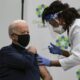 Joe Biden, presidente electo de EU, recibe vacuna contra Covid-19