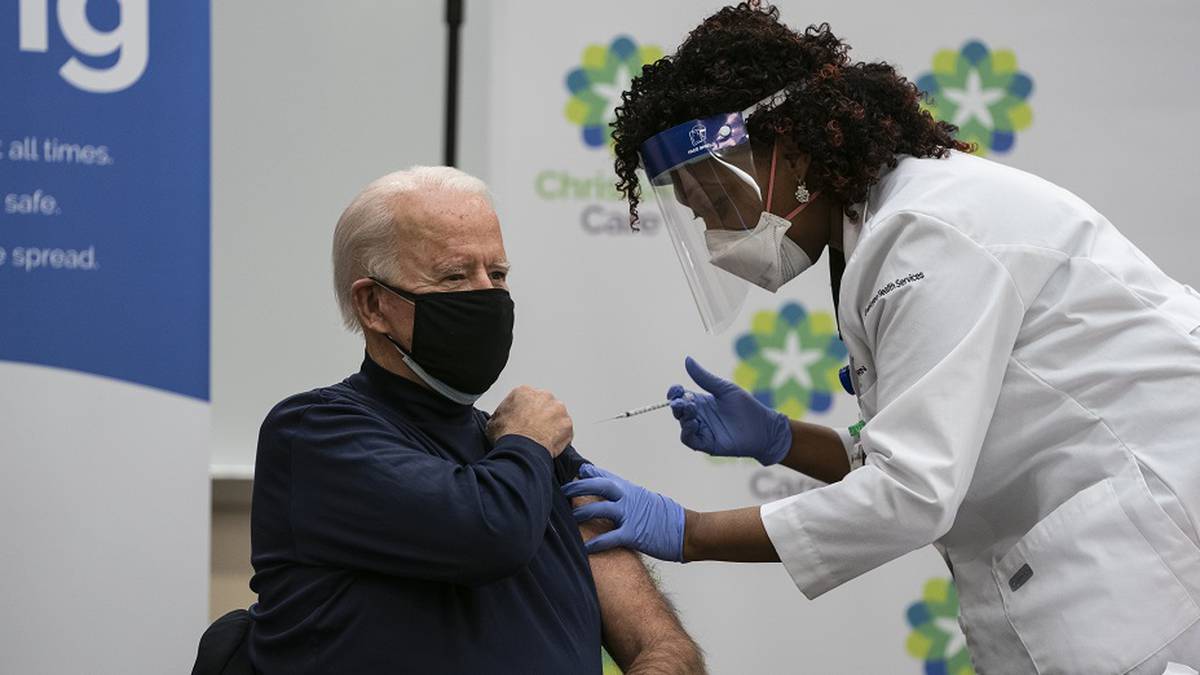 Joe Biden, presidente electo de EU, recibe vacuna contra Covid-19