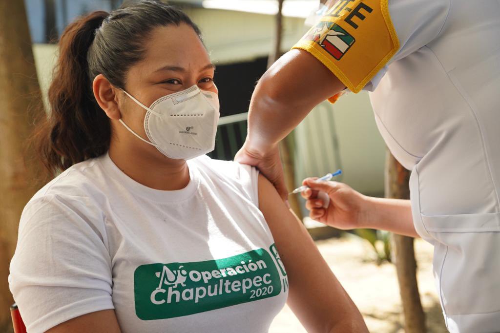 Médicos del IMSS de Operación Chapultepec son vacunados contra Covid-19