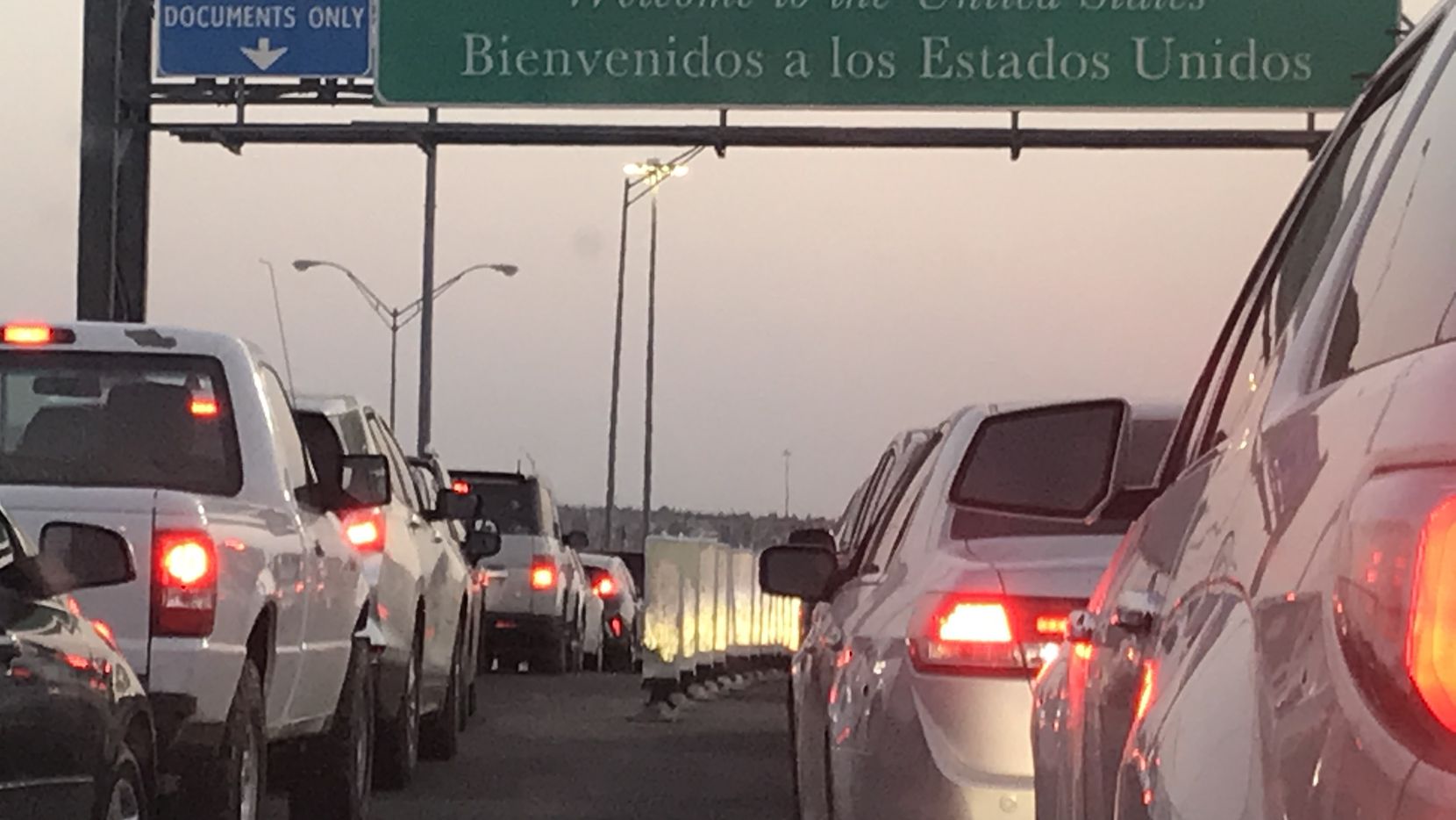 México y EU extienden las restricciones de tránsito en la frontera otro mes
