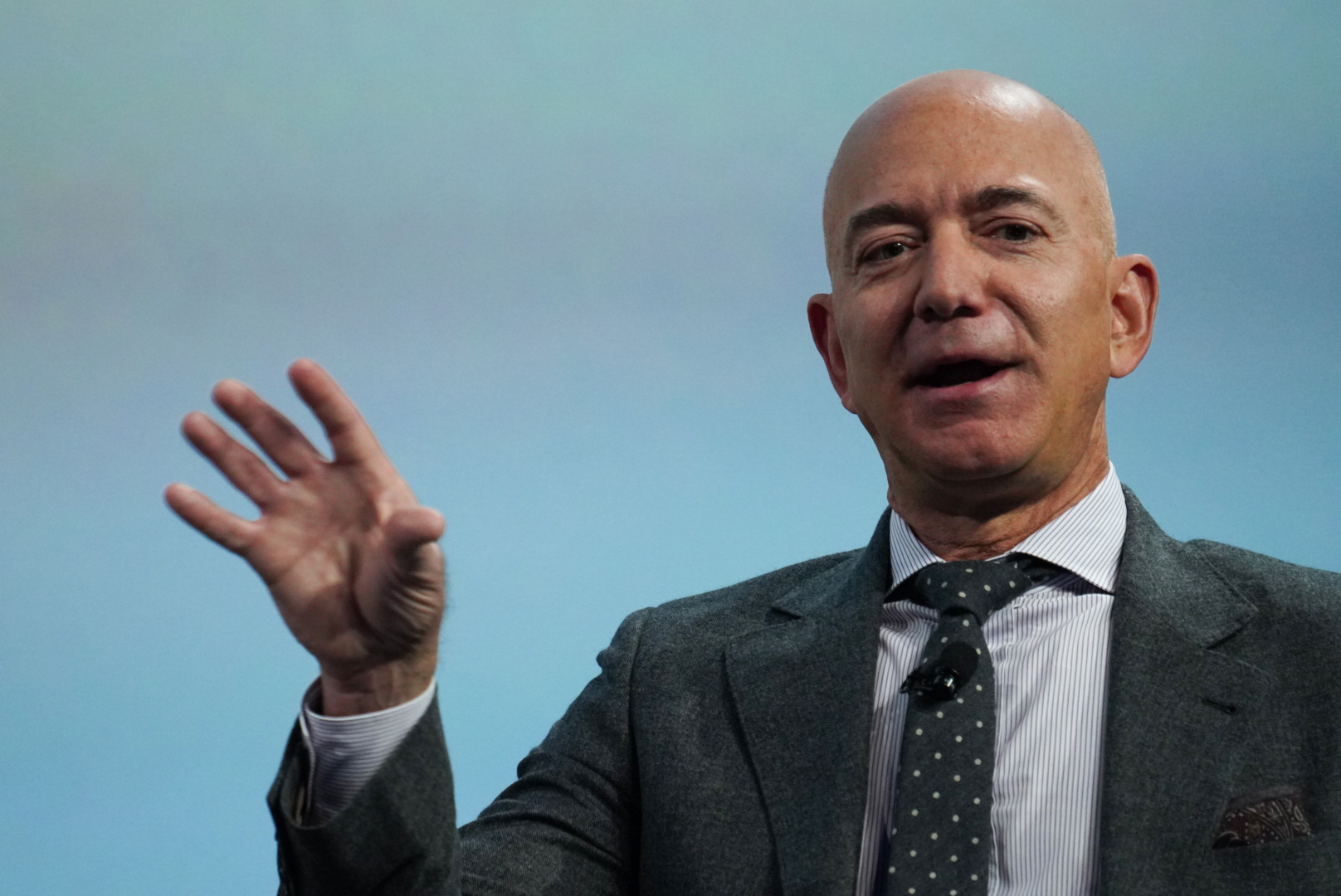 Jeff Bezos deja cargo como director ejecutivo de Amazon