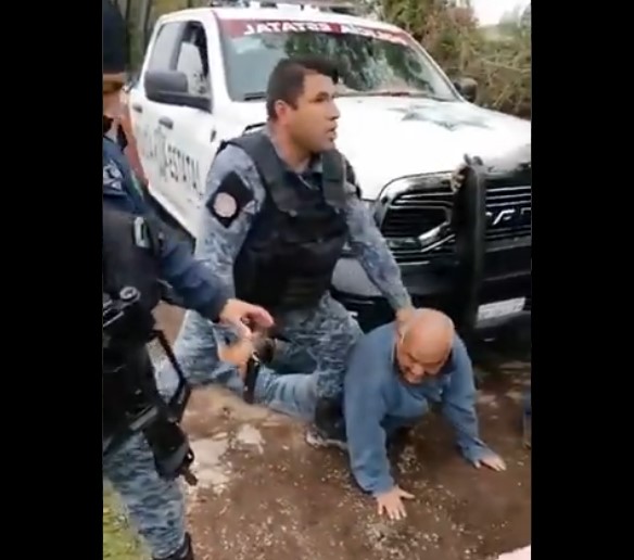 Someten por la fuerza policías a un adulto mayor en Puebla
