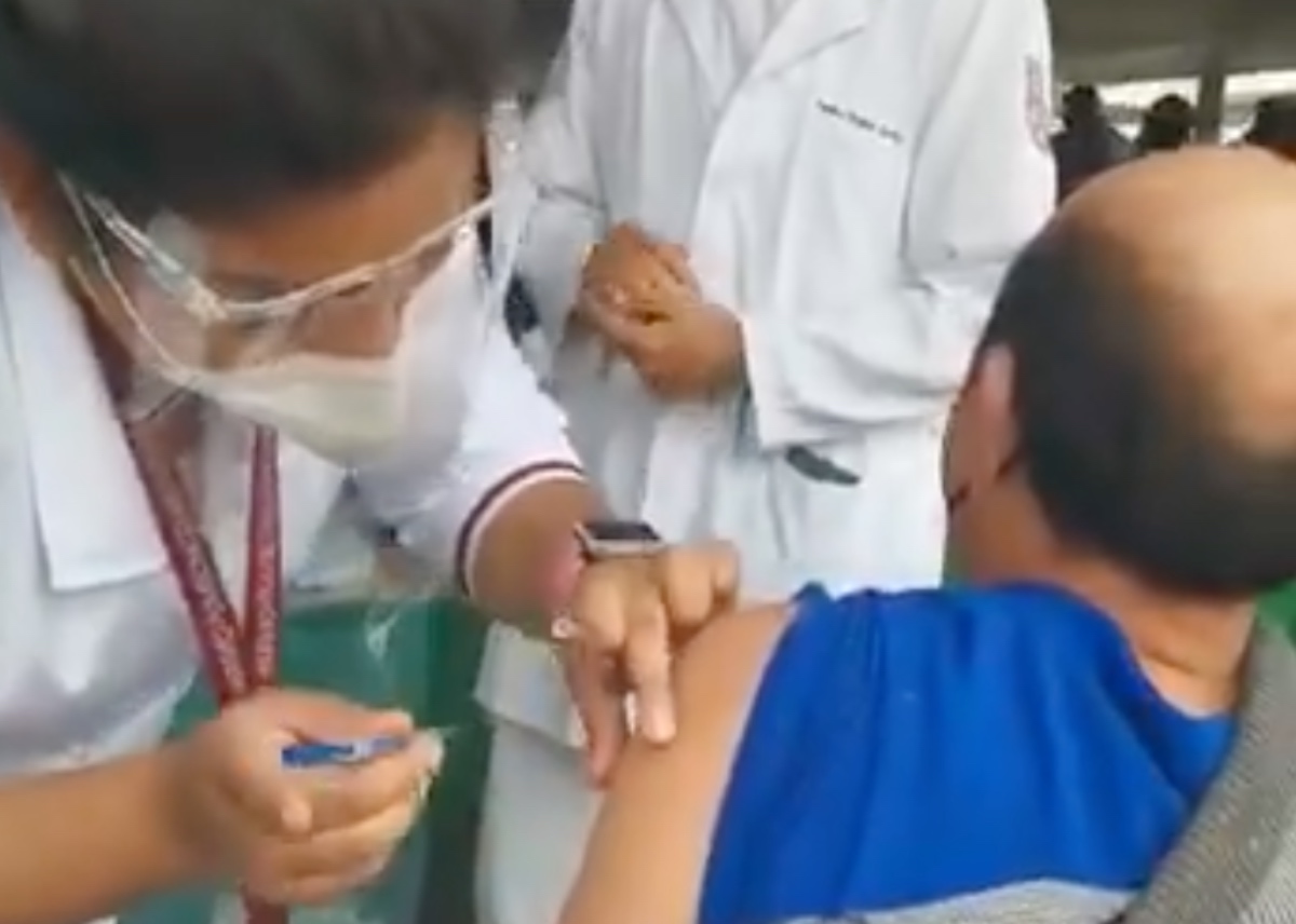 Epigmenio Ibarra ve la mano de la derecha en “montaje” de falsa vacunación