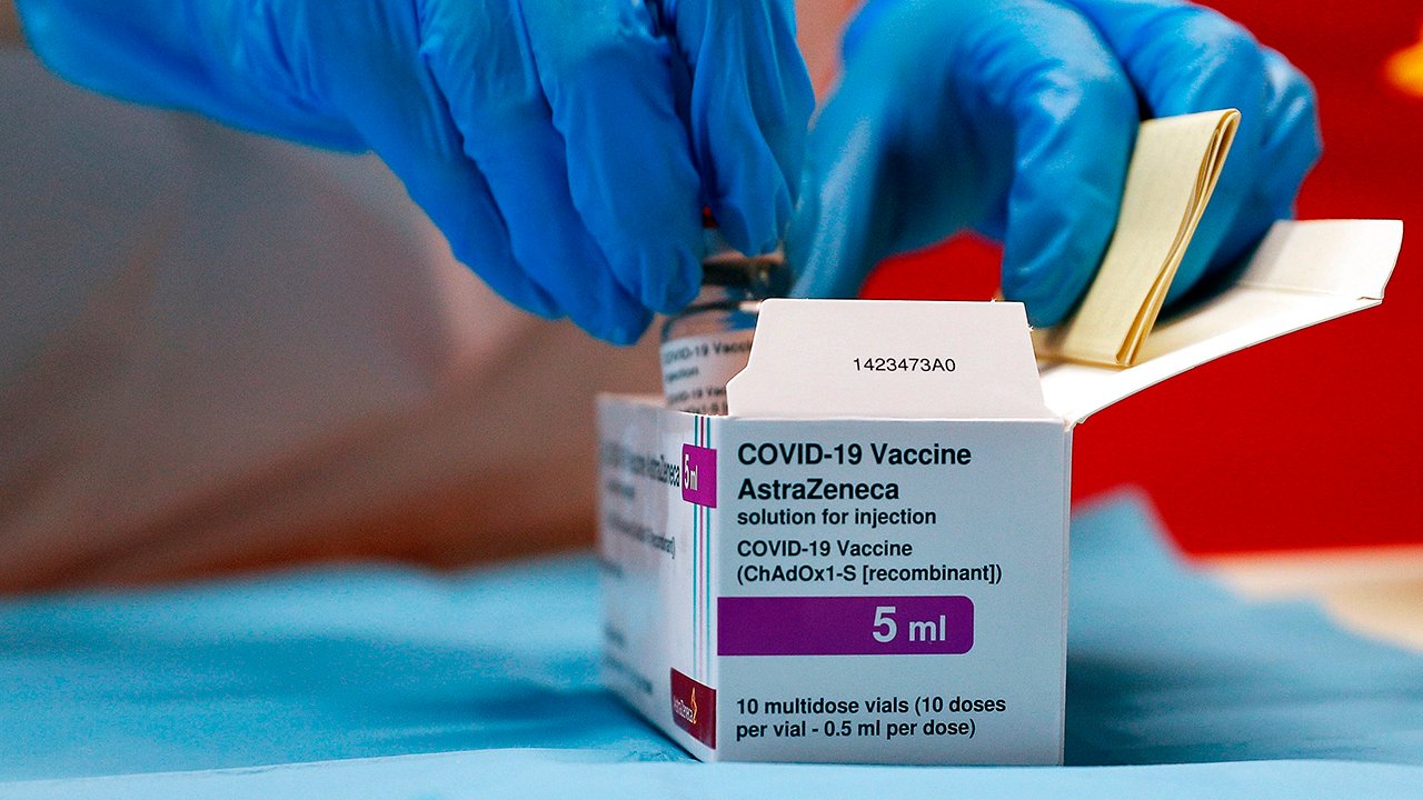 Existe vínculo entre la vacuna AstraZeneca y coágulos de sangre, afirma Agencia Europea de Medicamentos