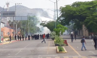 Normalistas y policías se enfrentan en Chiapas; detienen a 95 estudiantes