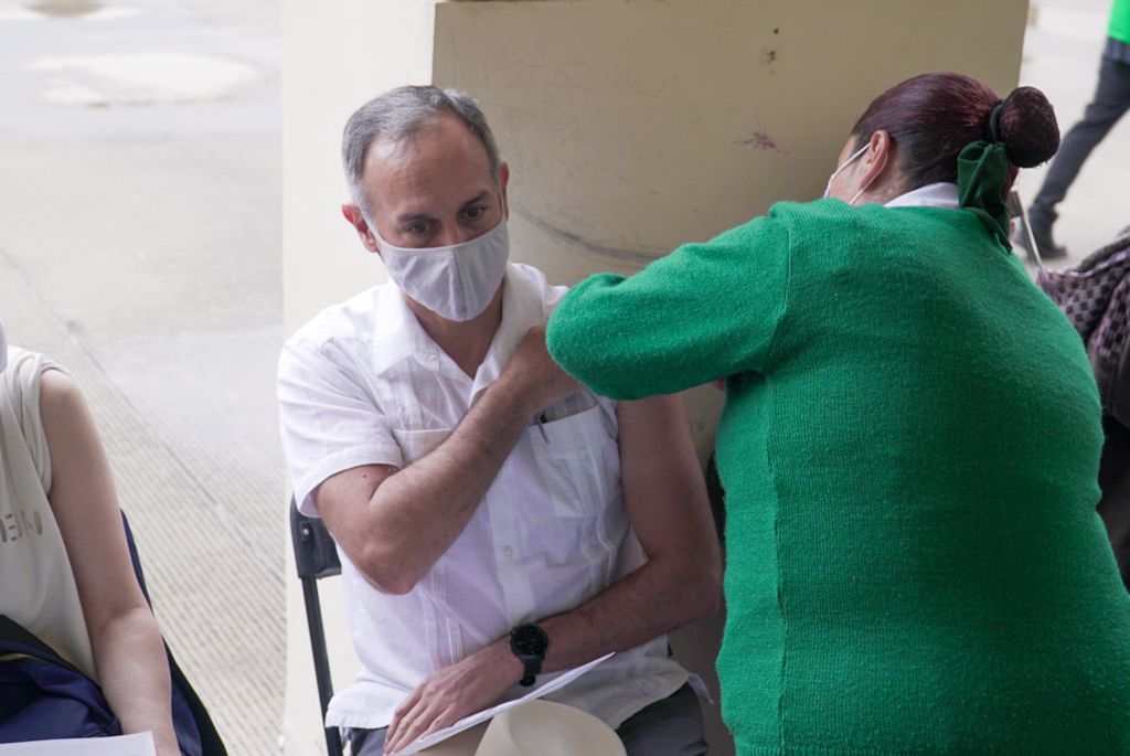 Hugo López-Gatell recibe vacuna contra Covid-19