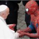 Visita Spiderman al papa Francisco; intercambian máscara y rosario